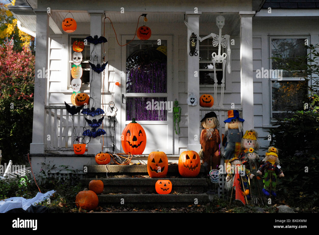 Casa de puertas decoradas para Halloween Fotografía de stock - Alamy