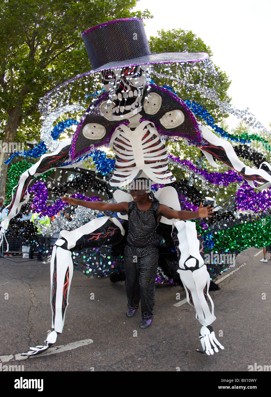 Disfraz de esqueleto gigante en el Carnaval de Notting Hill, Londres, Gran  Bretaña Fotografía de stock - Alamy