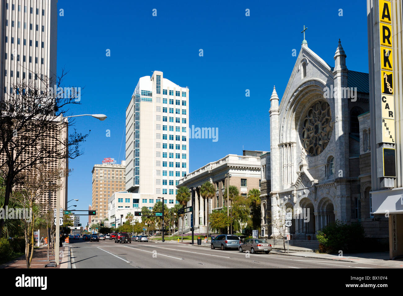 La calle Florida en el centro de la ciudad con la Iglesia del Sagrado Corazón de Jesús y el antiguo Palacio de Justicia Federal, en Tampa, Florida, EE.UU. Foto de stock