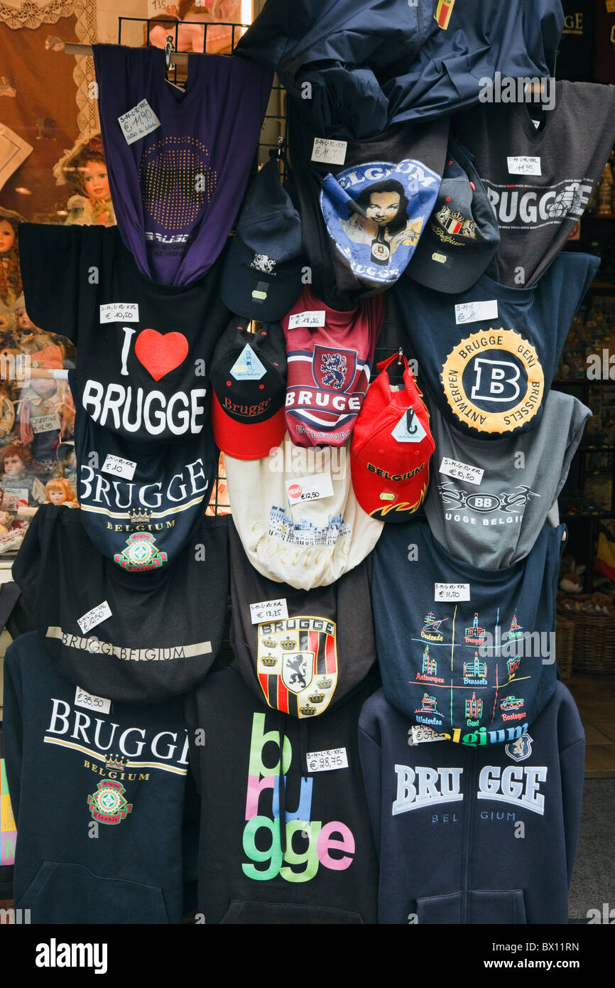 Brujas, Flandes Oriental, Bélgica, Europa. Ropa souvenirs cotizado en euros en la pantalla fuera de una tienda Foto de stock