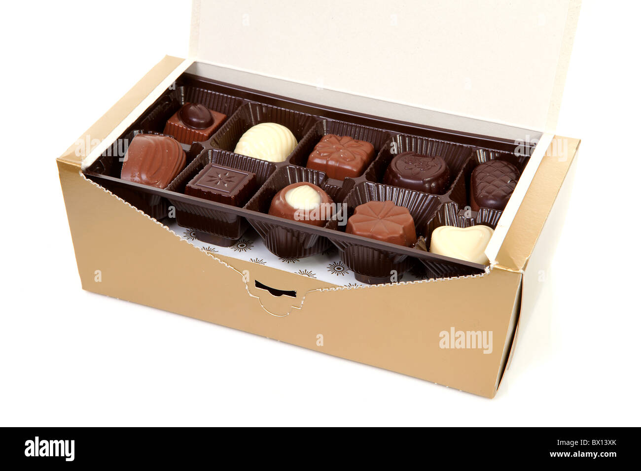 En la caja de bombones de chocolate sobre fondo blanco Fotografía de stock  - Alamy