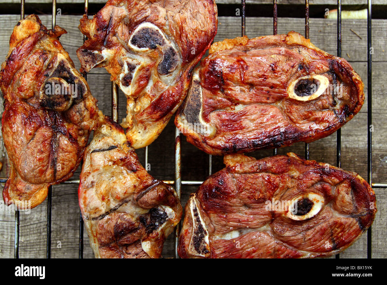 Carne de cordero asado a la parrilla mesa de madera, comida a la parrilla  Fotografía de stock - Alamy