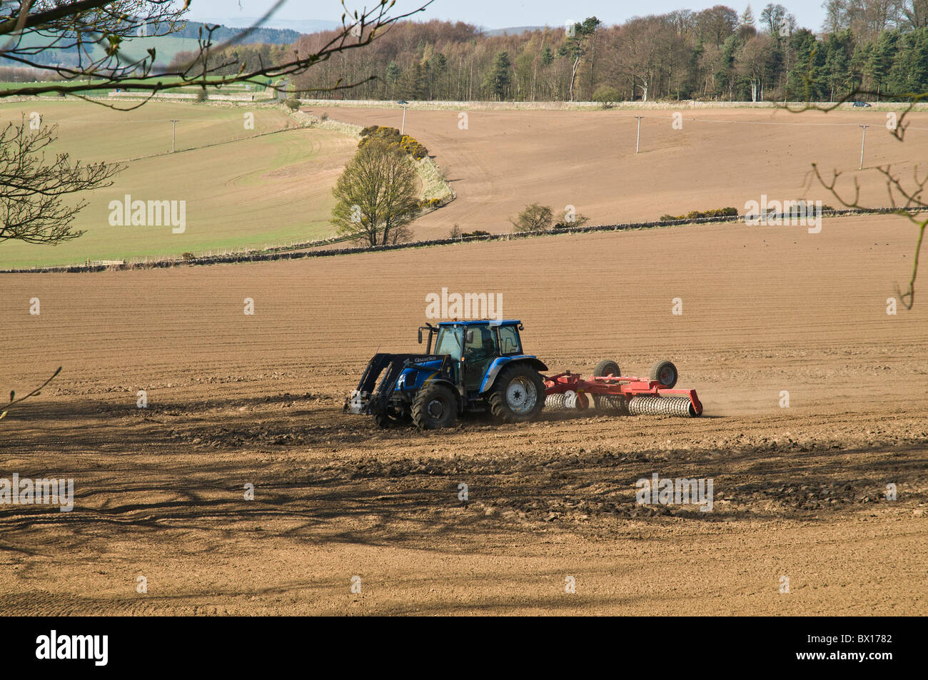 dh AGRICULTURA FIFE Tractor escocés Raqueo de campos labrados de labranza de campo scotland Farm Foto de stock