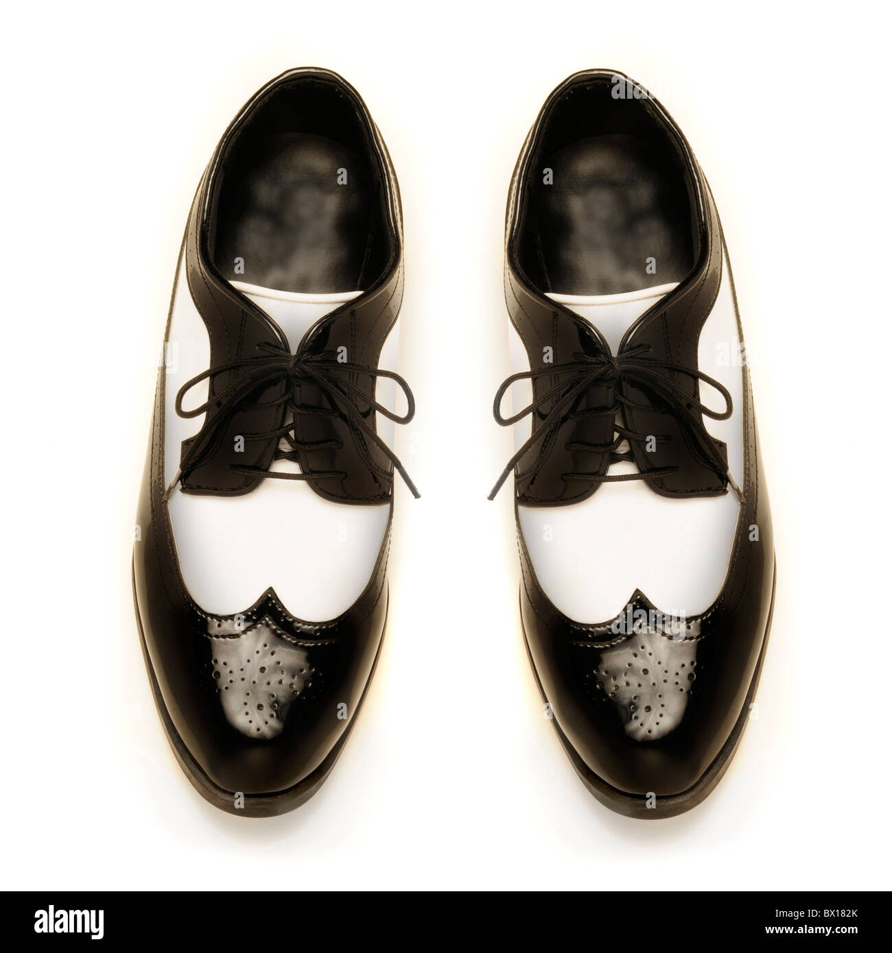 Dos tonos de blanco y negro charol zapatos de hombre en blanco Fotografía  de stock - Alamy