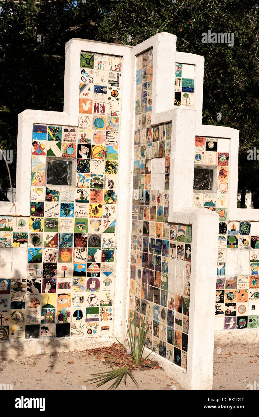 Partes 5 y 6 de X-shaped de pared 6 caras pintadas y símbolos de la cultura popular en Hampton Park, Charleston, Carolina del Sur, EE.UU. Foto de stock