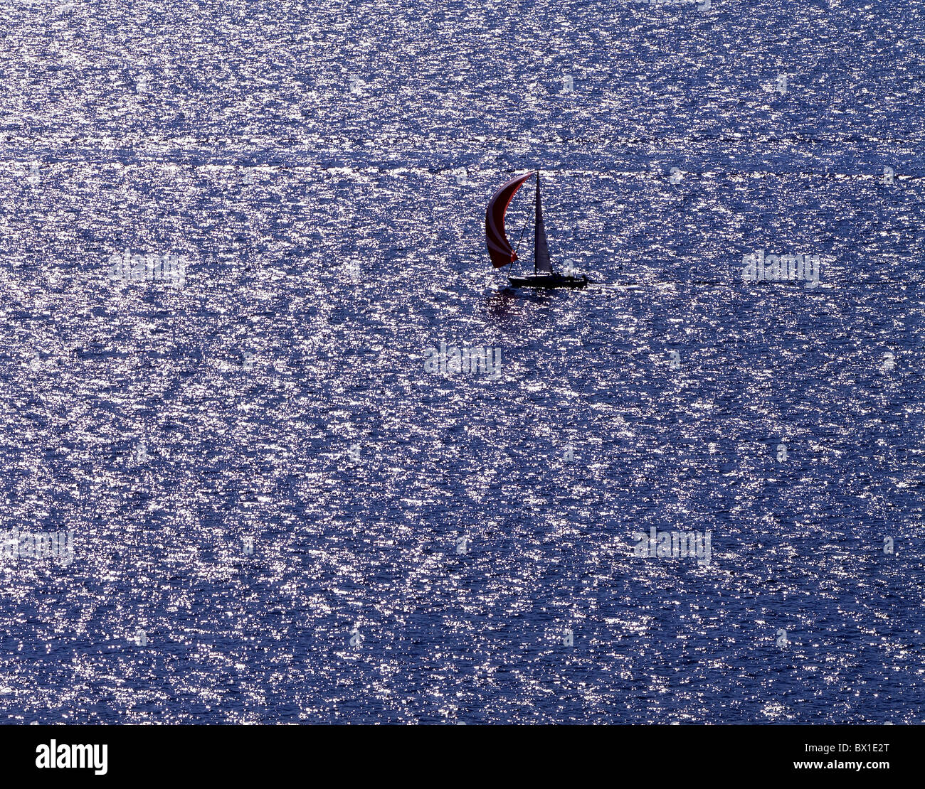 Bote de vela lago resplandeciente Velas Barco tiempo libre Foto de stock