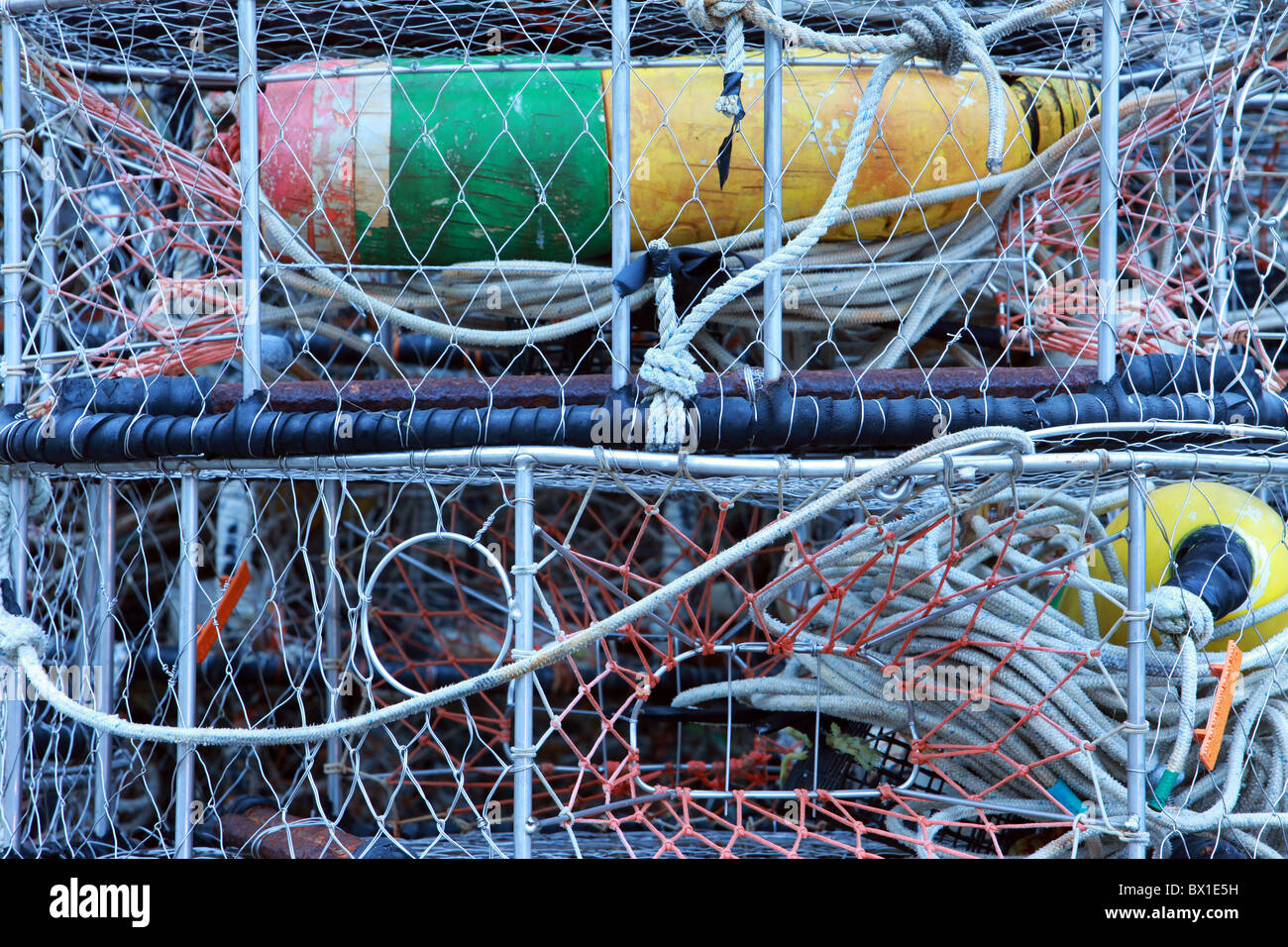 Un colorido pila de pesca antiguo potes, cangrejo y langosta cestas con cuerdas, mallas y coloridos boyas en Prince Rupert, Canadá Foto de stock