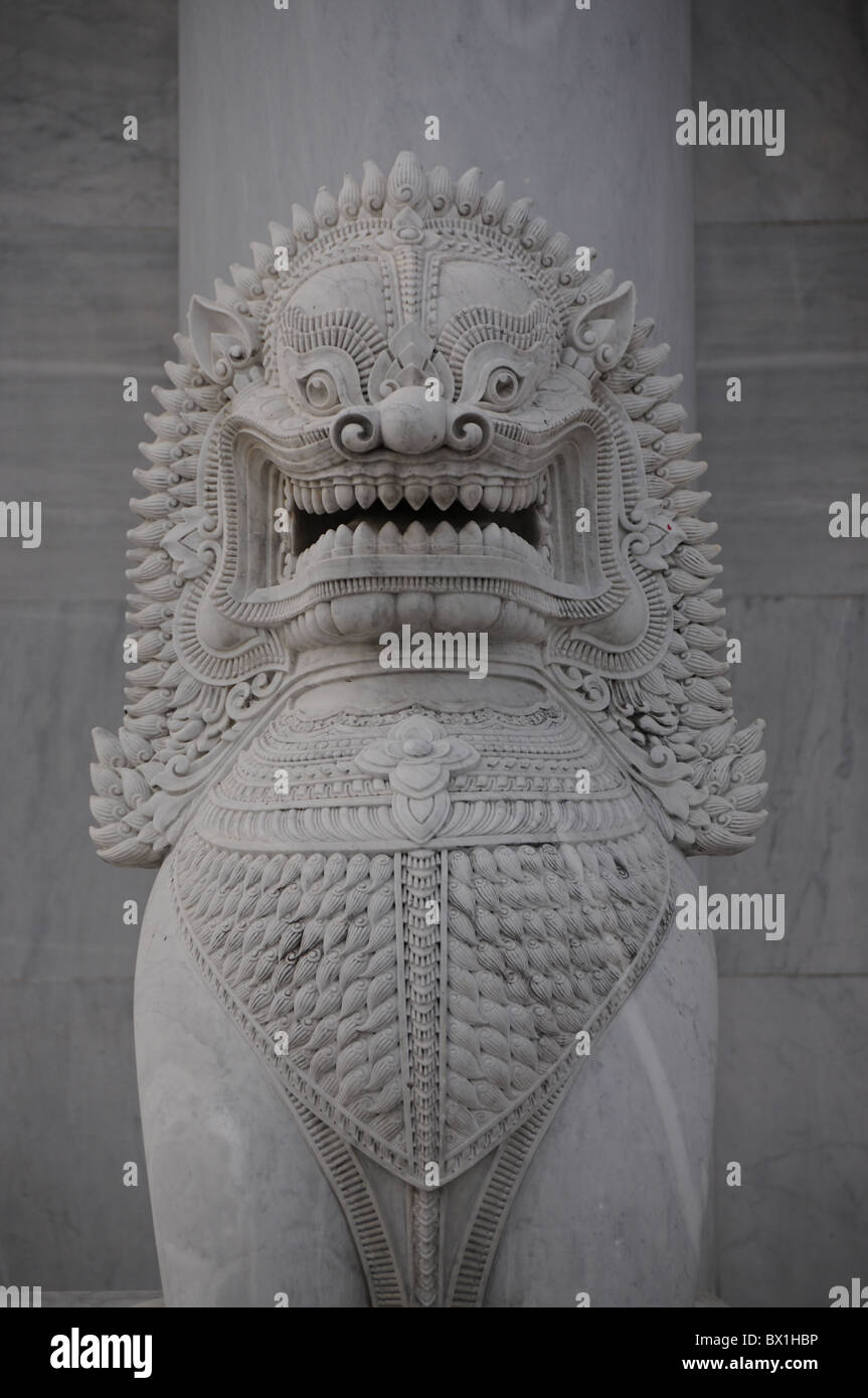 León de mármol blanco en Wat Bencha en Bangkok Foto de stock