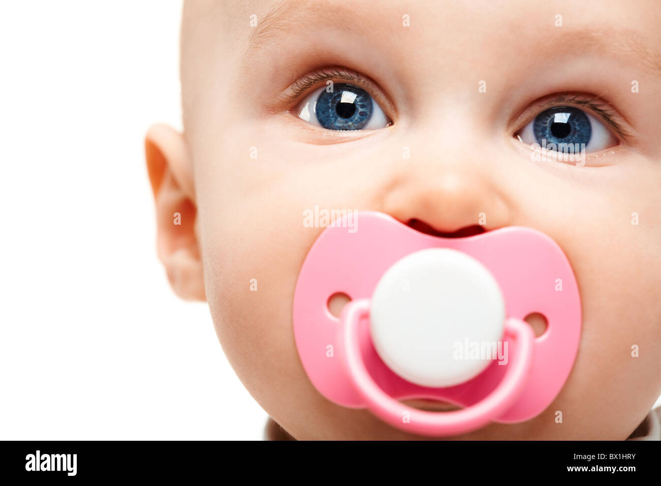 Adorable rostro del bebé con el chupete en la boca mirando a la cámara Foto de stock