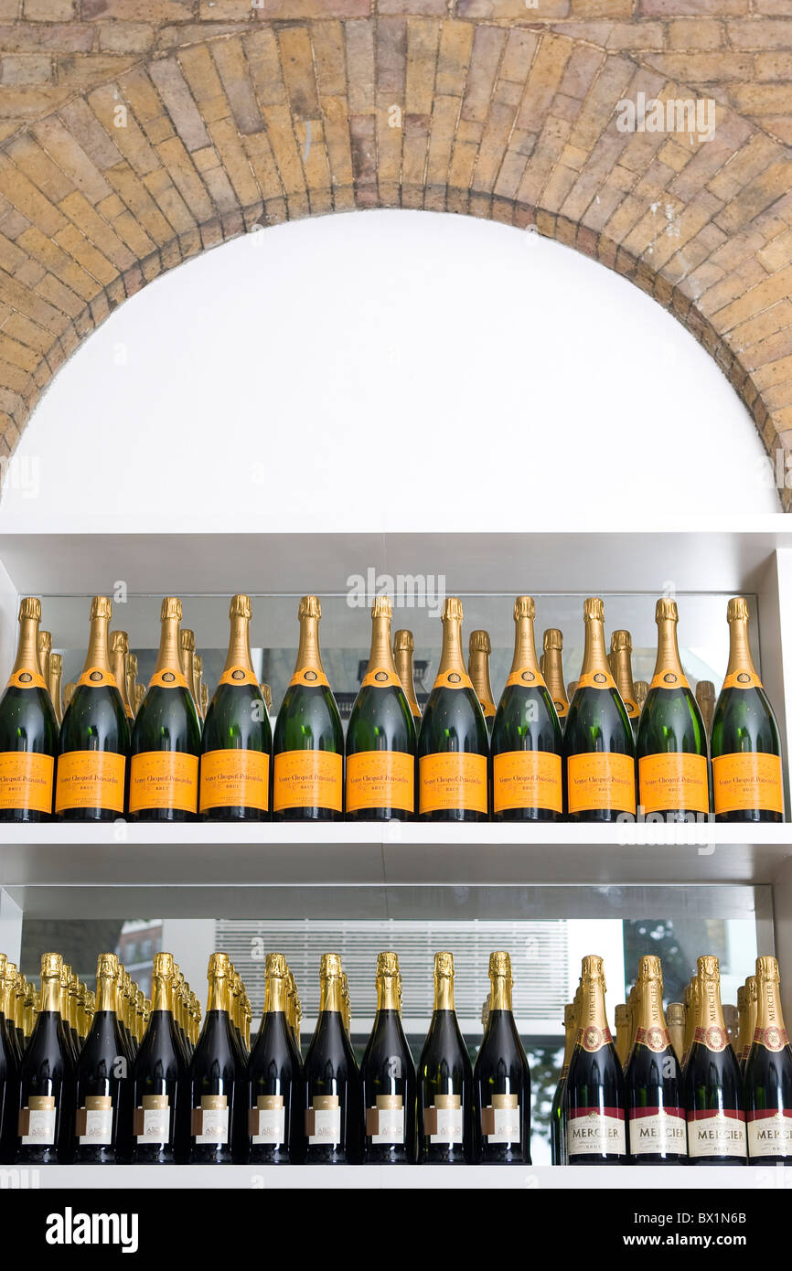 Restaurante Los estantes con botellas de champán. Foto:Jeff Gilbert Foto de stock