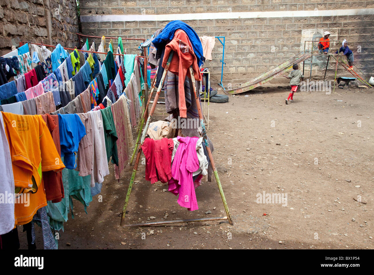 Secado de Ropa, Maji Mazuri Children's Center, Nairobi, Kenia Fotografía de  stock - Alamy