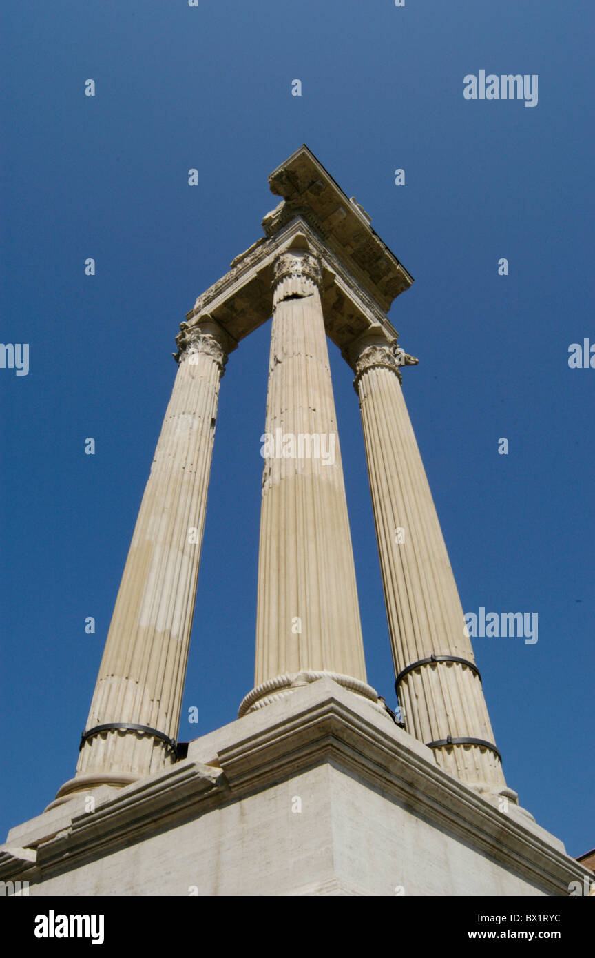 Antigüedad columnas antiguas excavaciones Italia Europa Romanos Roma ruinas romanas Foto de stock
