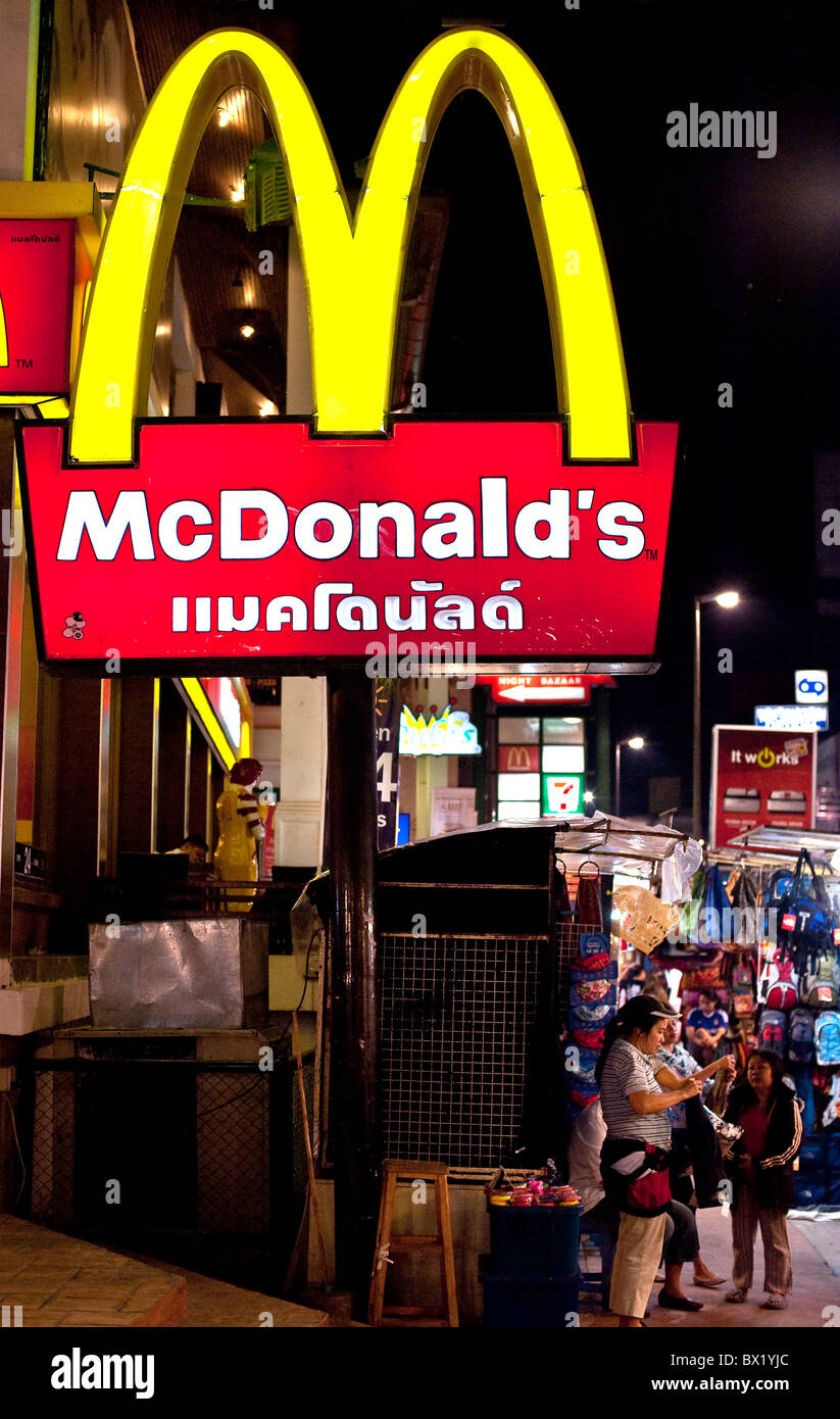 Escena callejera Chiang Mai - Un signo de neón para una tienda de comida rápida McDonalds en Chiang Mai, en Tailandia, el sudeste de Asia. Foto de stock