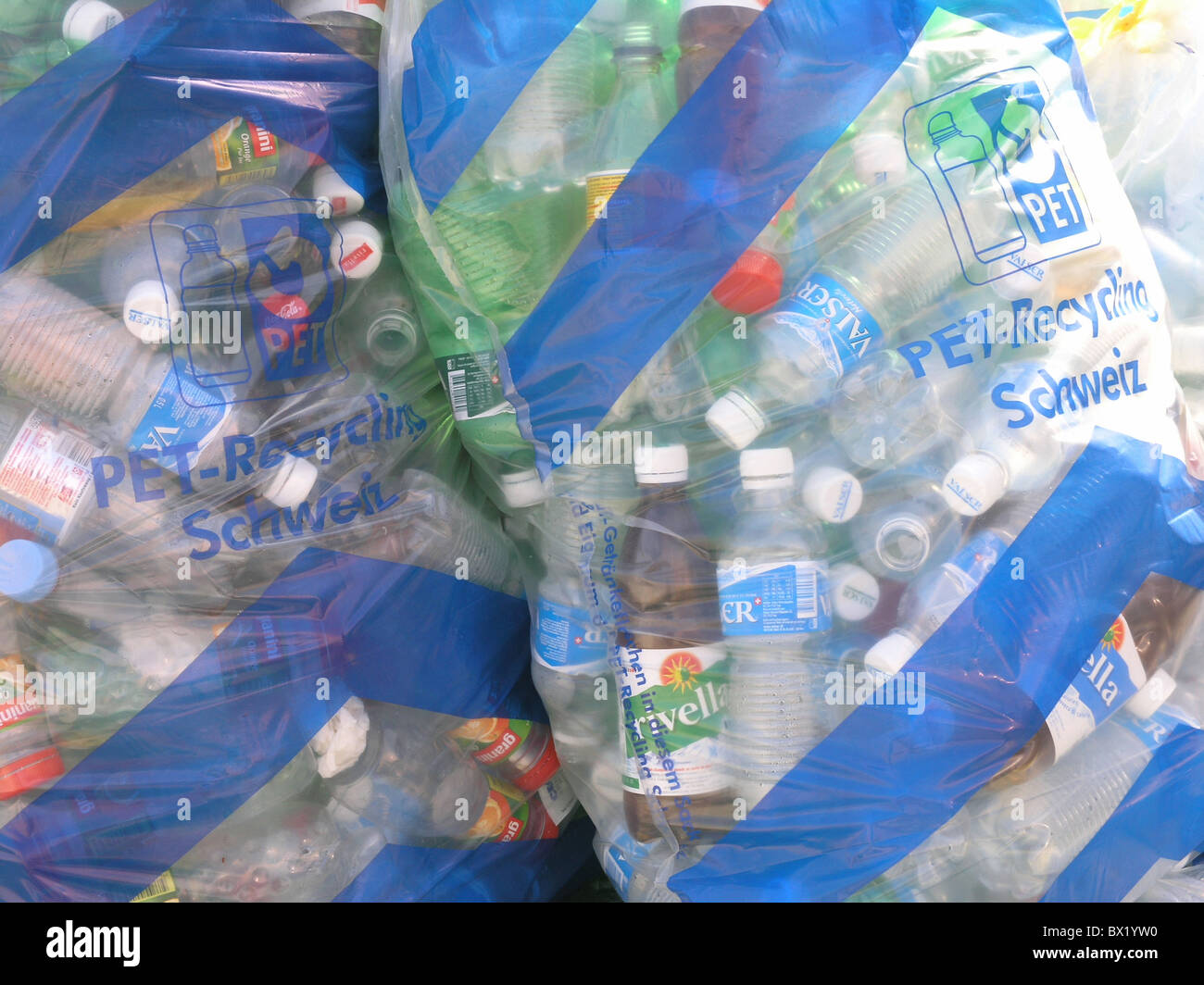 Medio ambiente bolsas de plástico reciclado de botellas de PET, recogiendo  Suiza Europa Fotografía de stock - Alamy