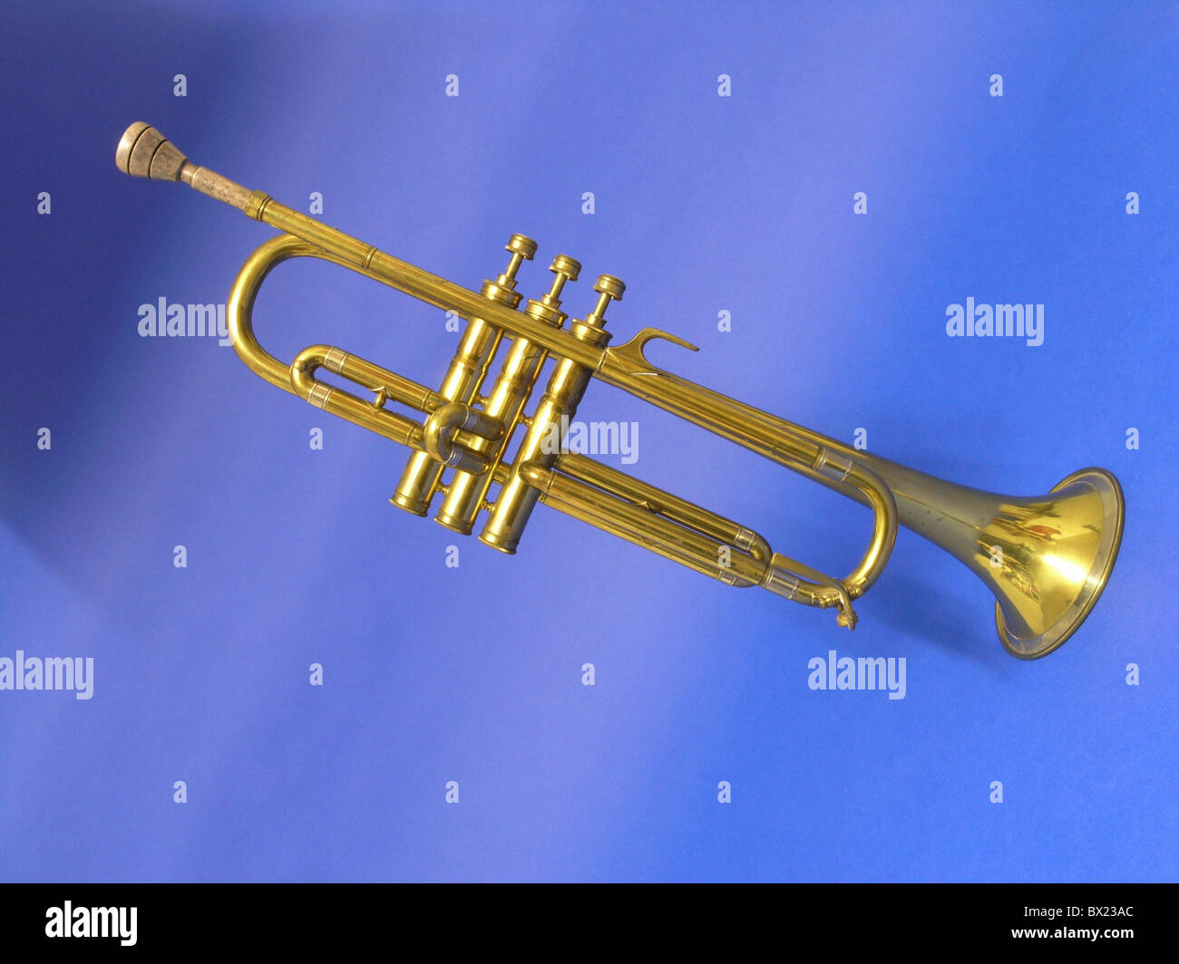 Surgir único incrementar Música de oro Instrumentos musicales Instrumentos de viento trompetas  studio Fotografía de stock - Alamy