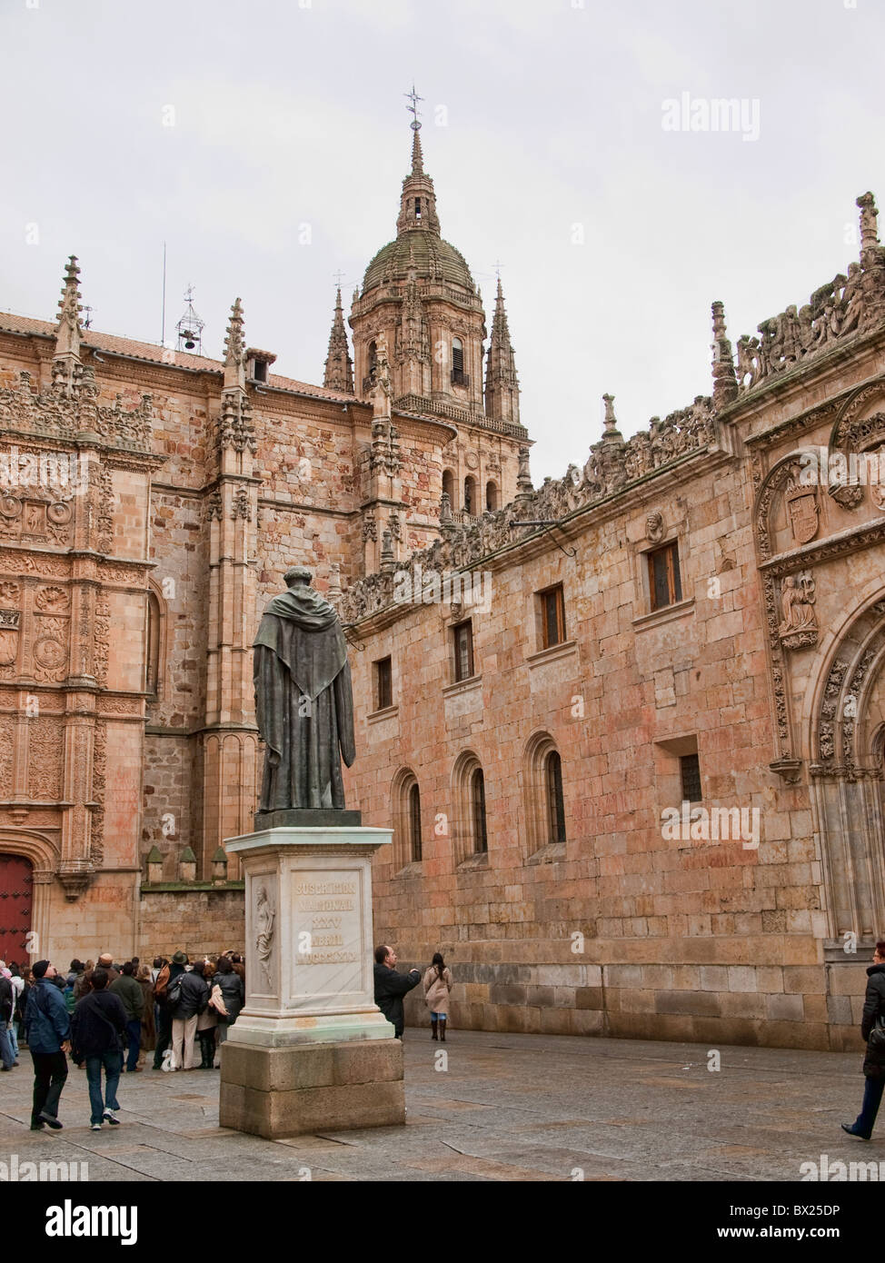 La Universidad de Salamanca. Patio de las Escuelas Menores, con la estatua de Fray Luis de León Foto de stock