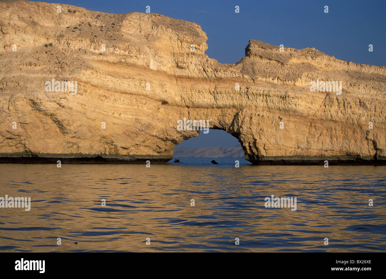 Acantilados de rocas curvas pasaje de mar de la costa del Golfo Jishar Bandar al golf del golfo de Omán Omán Mascate Maskat Arabian Foto de stock