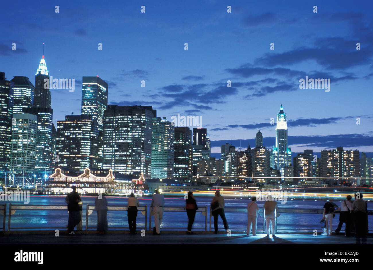 Vista de Manhattan desde Brooklyn por la noche noche Skyline persona shore New York ESTADOS UNIDOS Estados Unidos Ameri Foto de stock