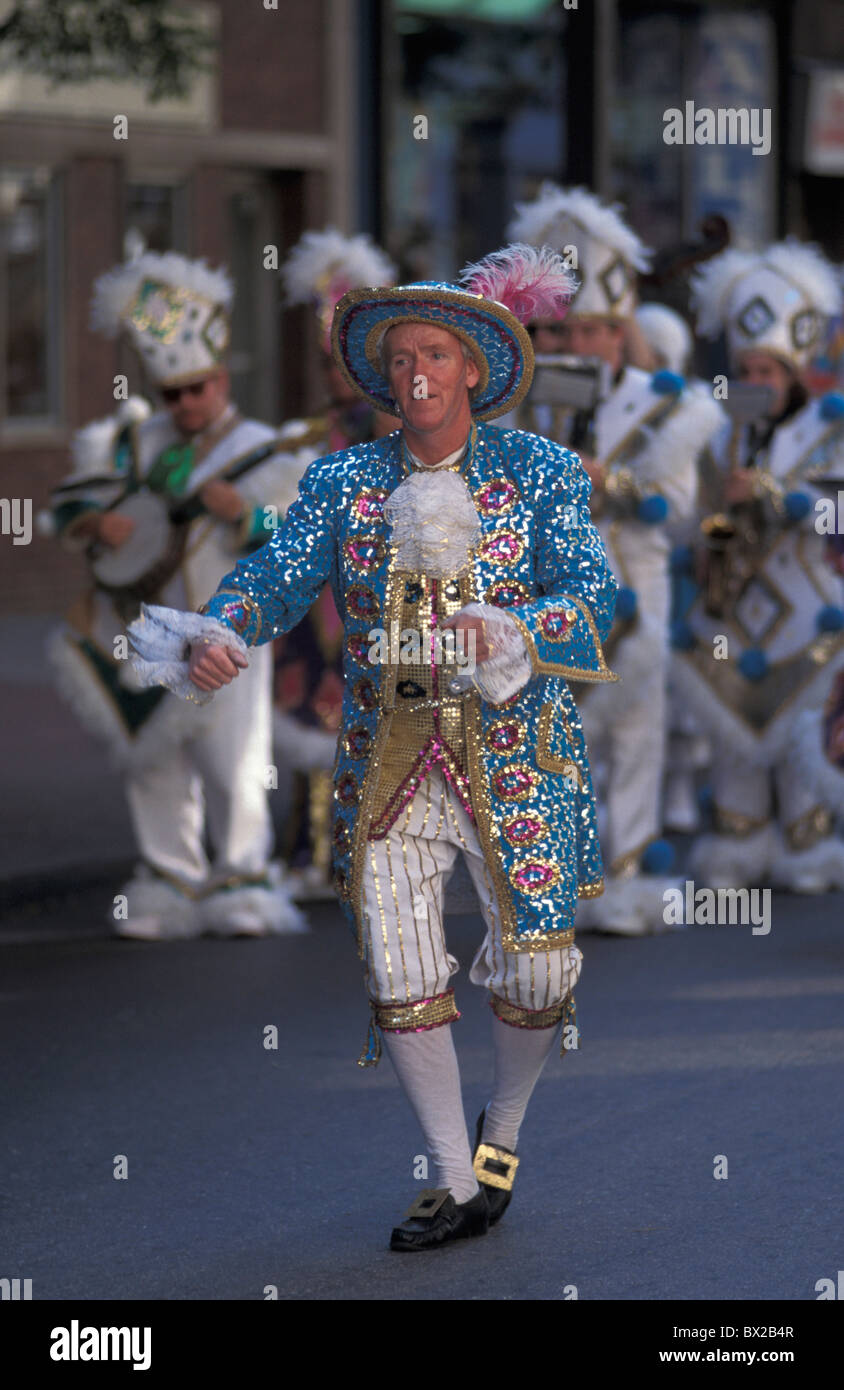 Volumen de cinta marchando Marchingband reubicación mover música músico trajes fiesta Street Parade Downtown Foto de stock