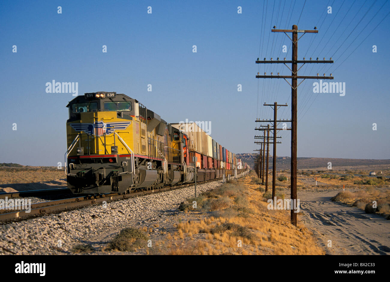 Tren de mercancías por carretera de carga ferroviaria de transporte de mercancías tren de mercancías ferrocarril locomotora diesel prairie paisaje Foto de stock