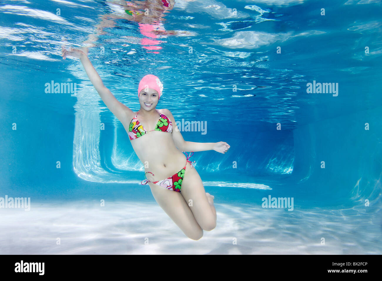 Woman swimming underwater bikini fotografías e imágenes de alta resolución  - Alamy