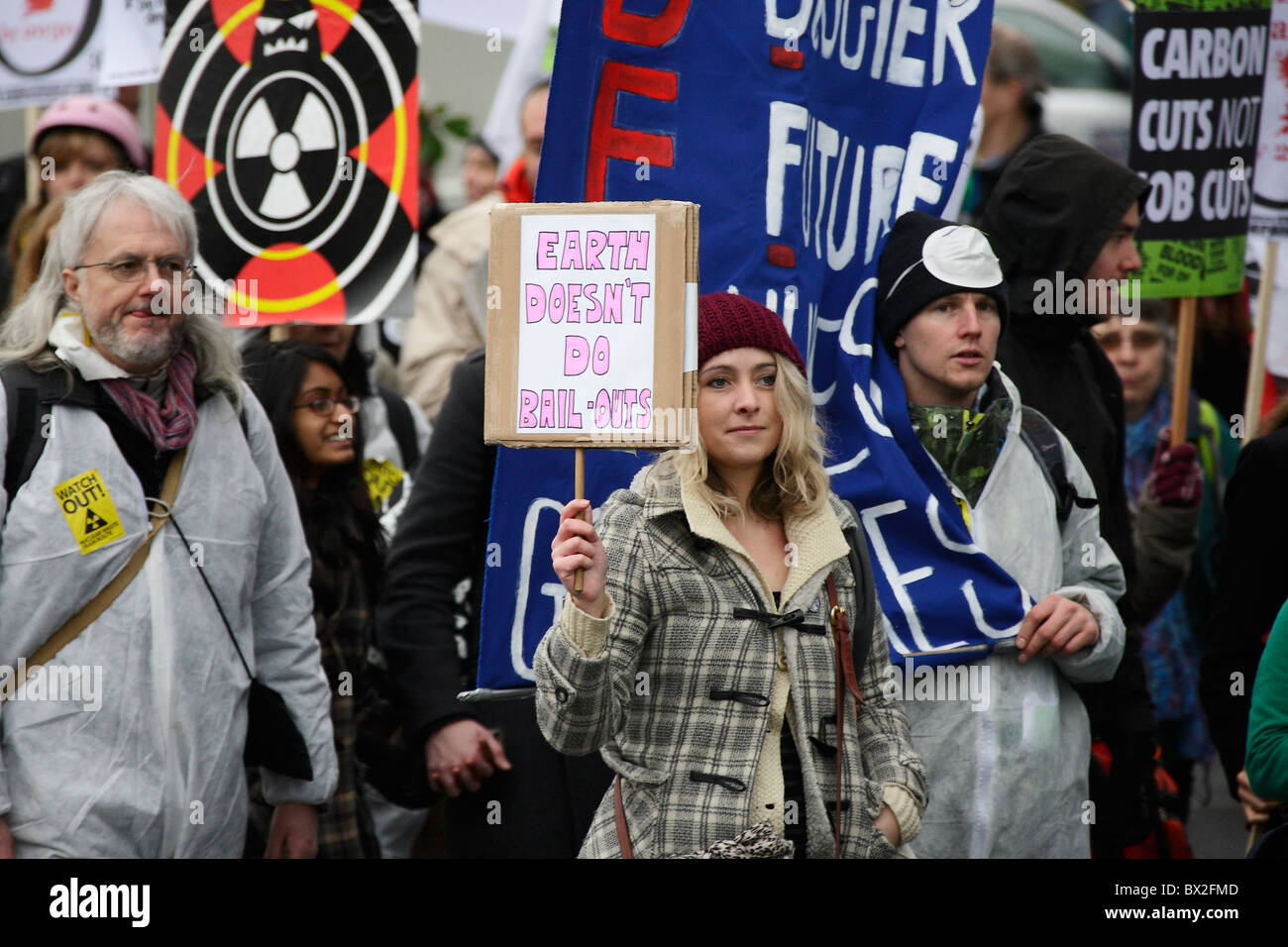 Cambio climático hembra manifestante con placard en Londres Foto de stock