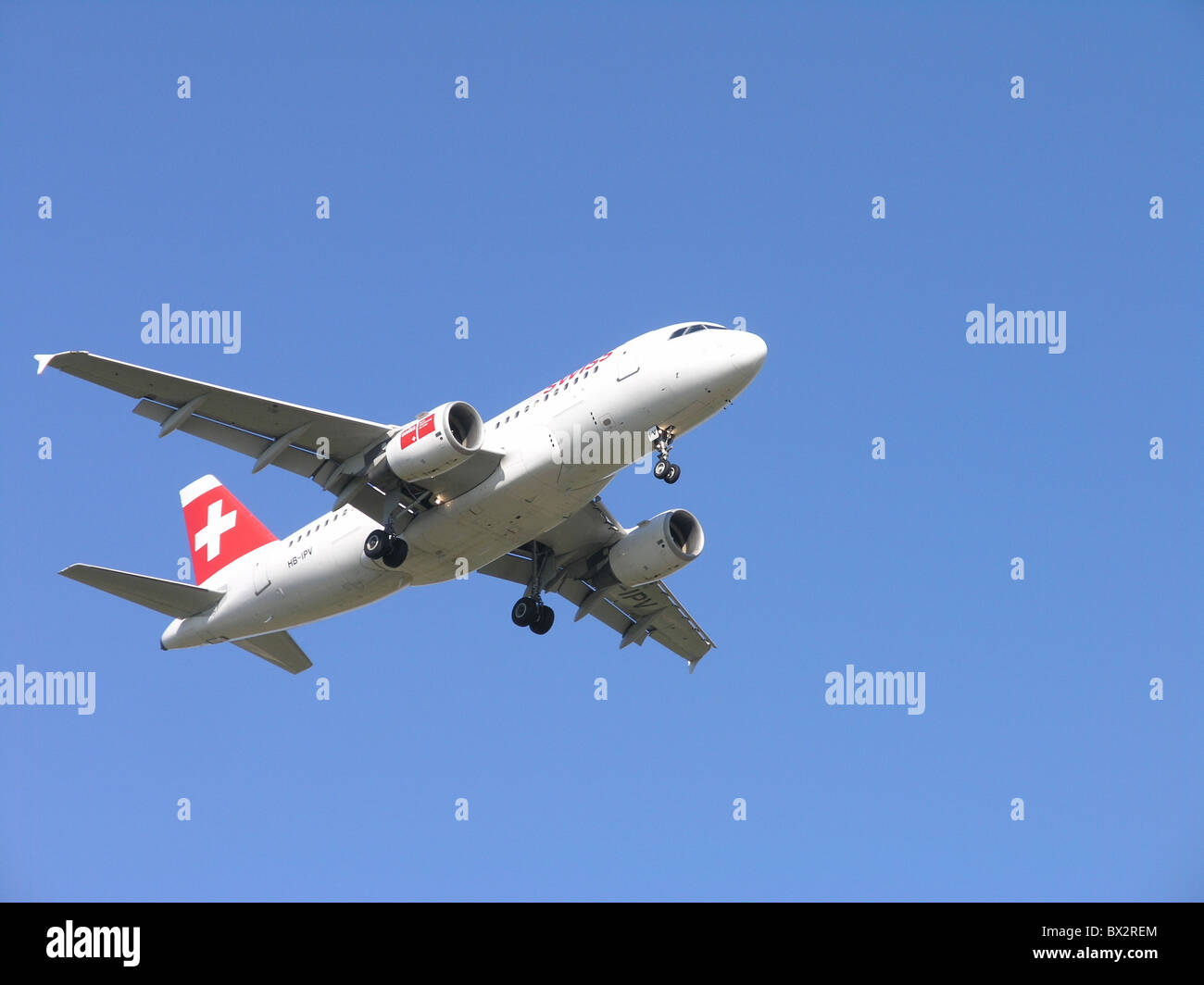 Avión jet avión Airbus 319-112 320 Cielo aterrizaje suizo Foto de stock