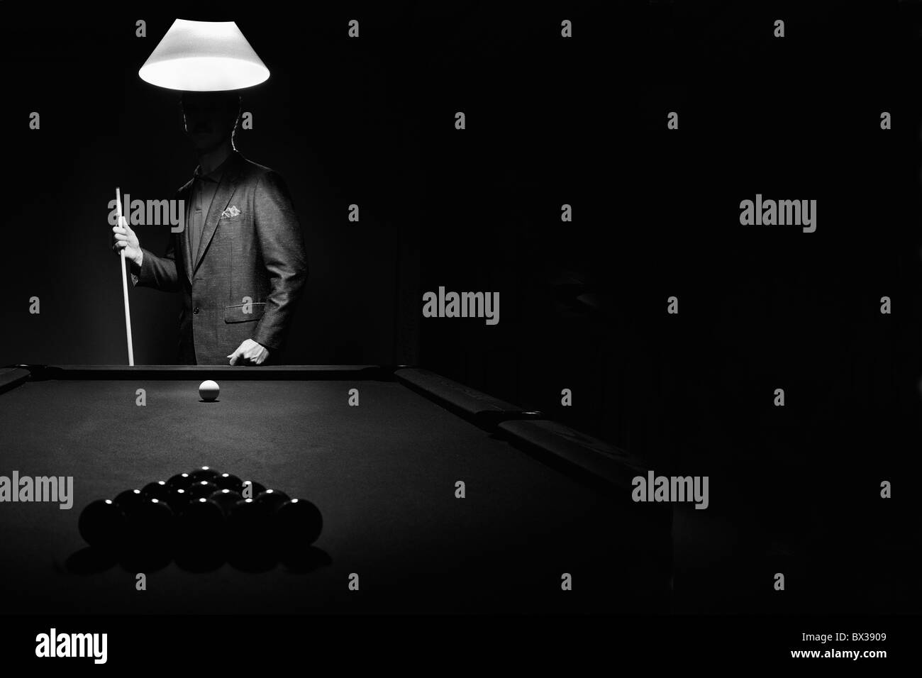 Misterio Pool jugador detrás de Rack de bolas de billar Foto de stock