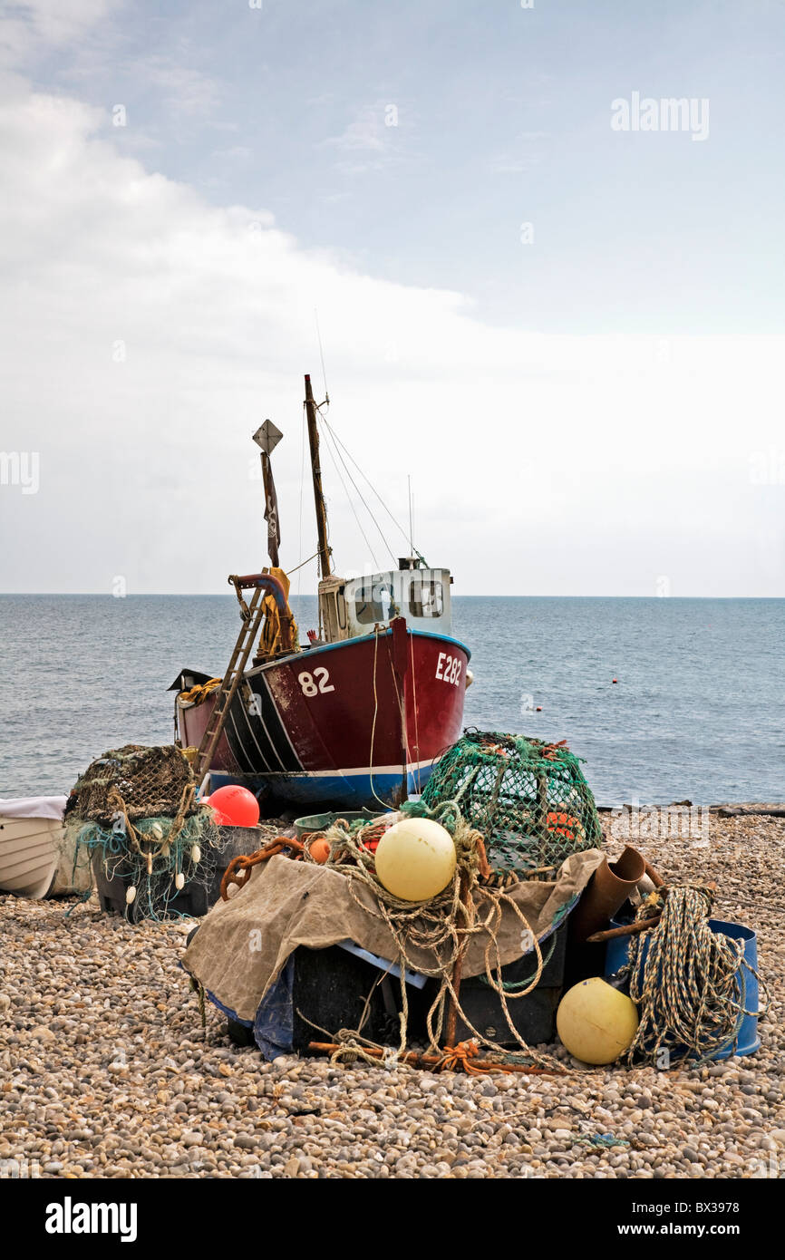 Barco pesquero y abordar en la playa; Cerveza, Devon, Inglaterra Foto de stock