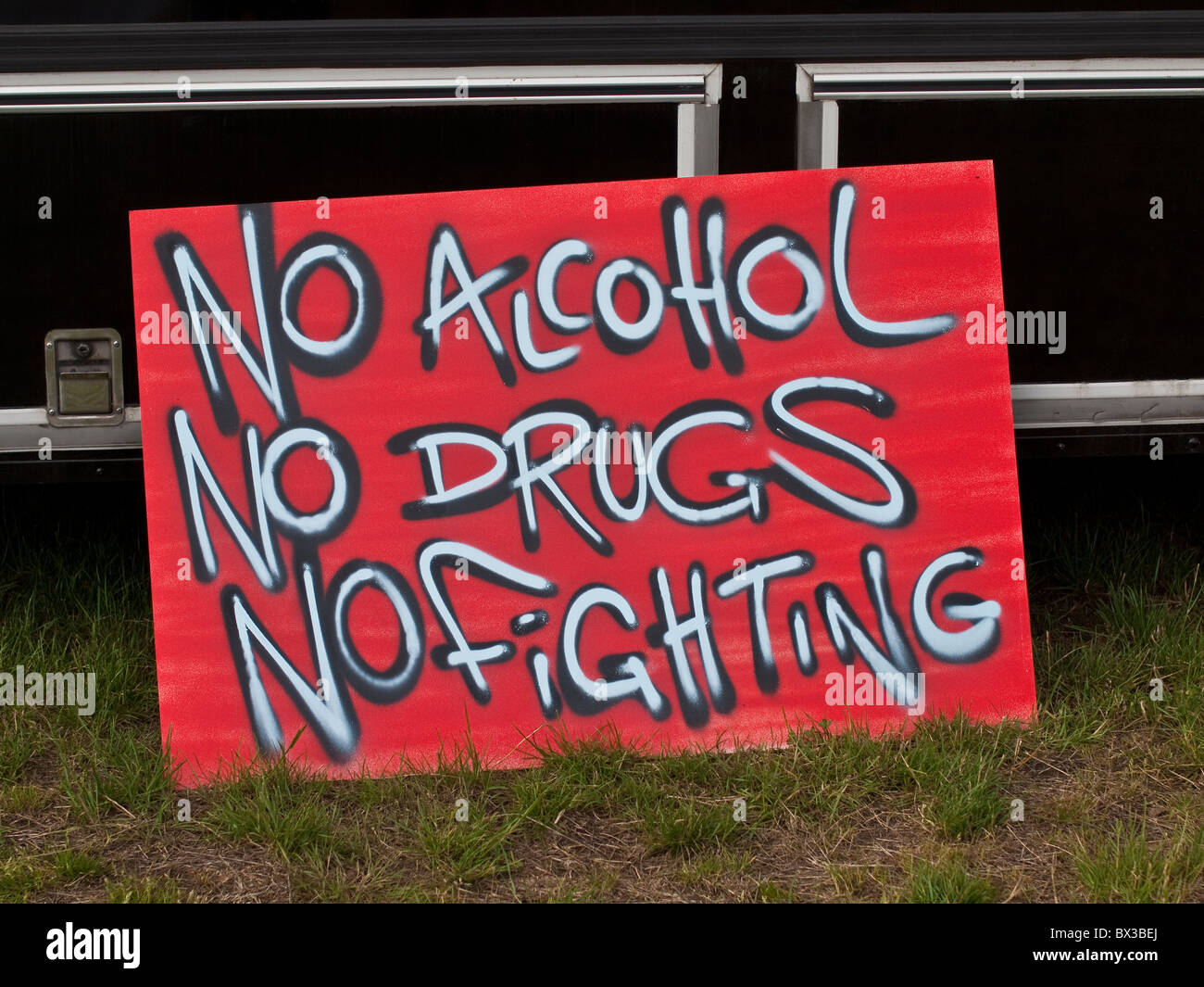 Firmar en el festival diciendo "No alcohol, no drogas, no luchando" Foto de stock