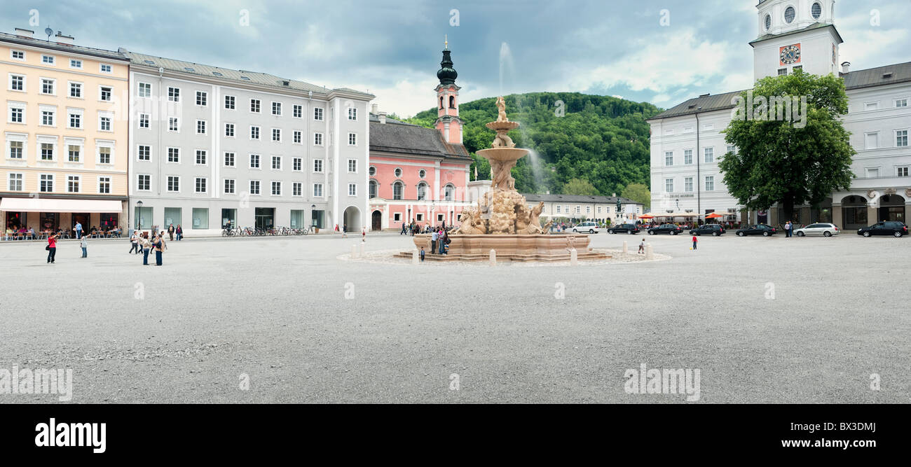 Fuente en la plaza Residenzplatz, Salzburgo, Austria Foto de stock