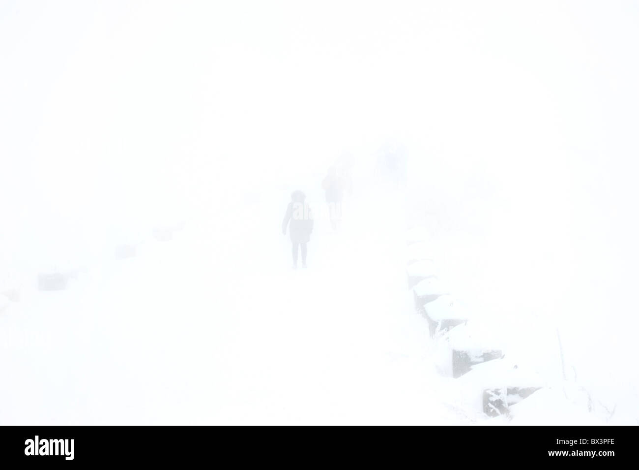 La gente caminando por la carretera en fuertes nevadas Foto de stock