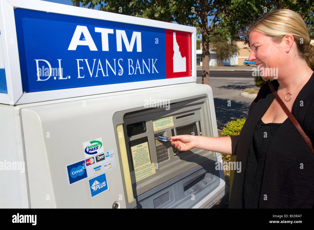 Mujer haciendo una retirada de efectivo en cajeros automáticos y en Boise, Idaho, USA. Señor Foto de stock