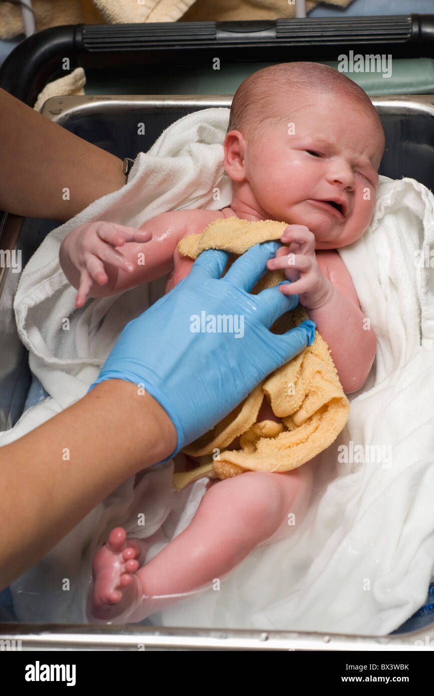 Conseguir que un bebé recién nacido en el primer baño del hospital; mijo,  Alberta, Canadá Fotografía de stock - Alamy