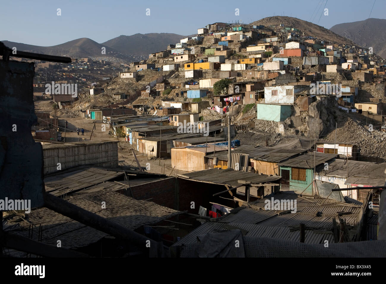 Barrio de chabolas en una colina San Juan de Miraflores, Lima, Perú
