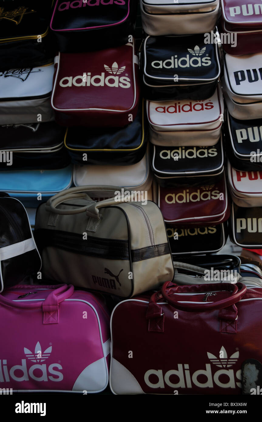 Fake Adidas y Puma bolsos en Bangkok Fotografía de stock - Alamy