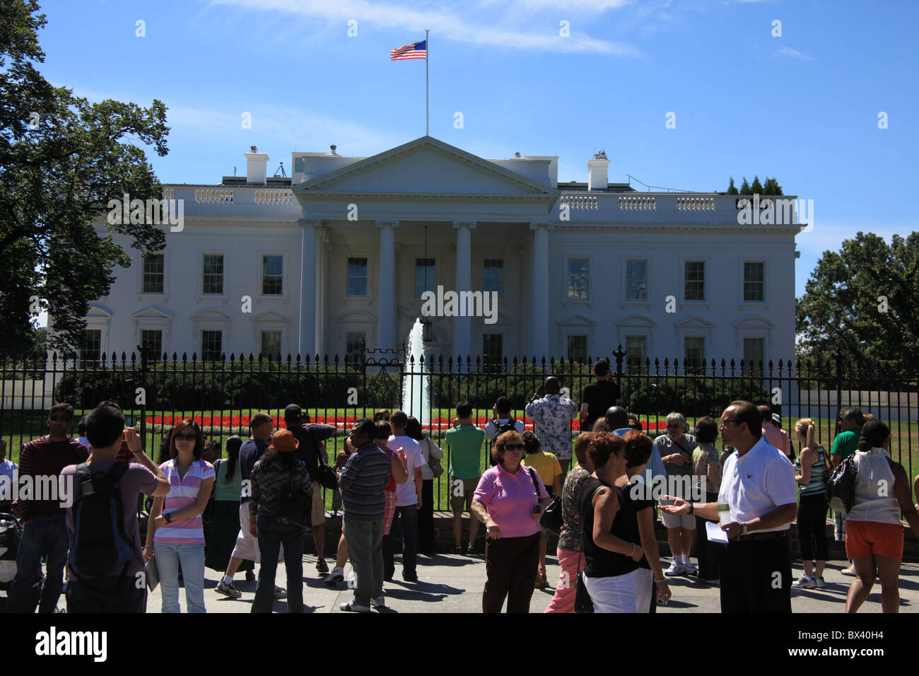 Los turistas en la Casa Blanca, 1600 Pennsylvania Avenue, NW, Washington, D.C., Estados Unidos, 5 de septiembre de 2010 Foto de stock