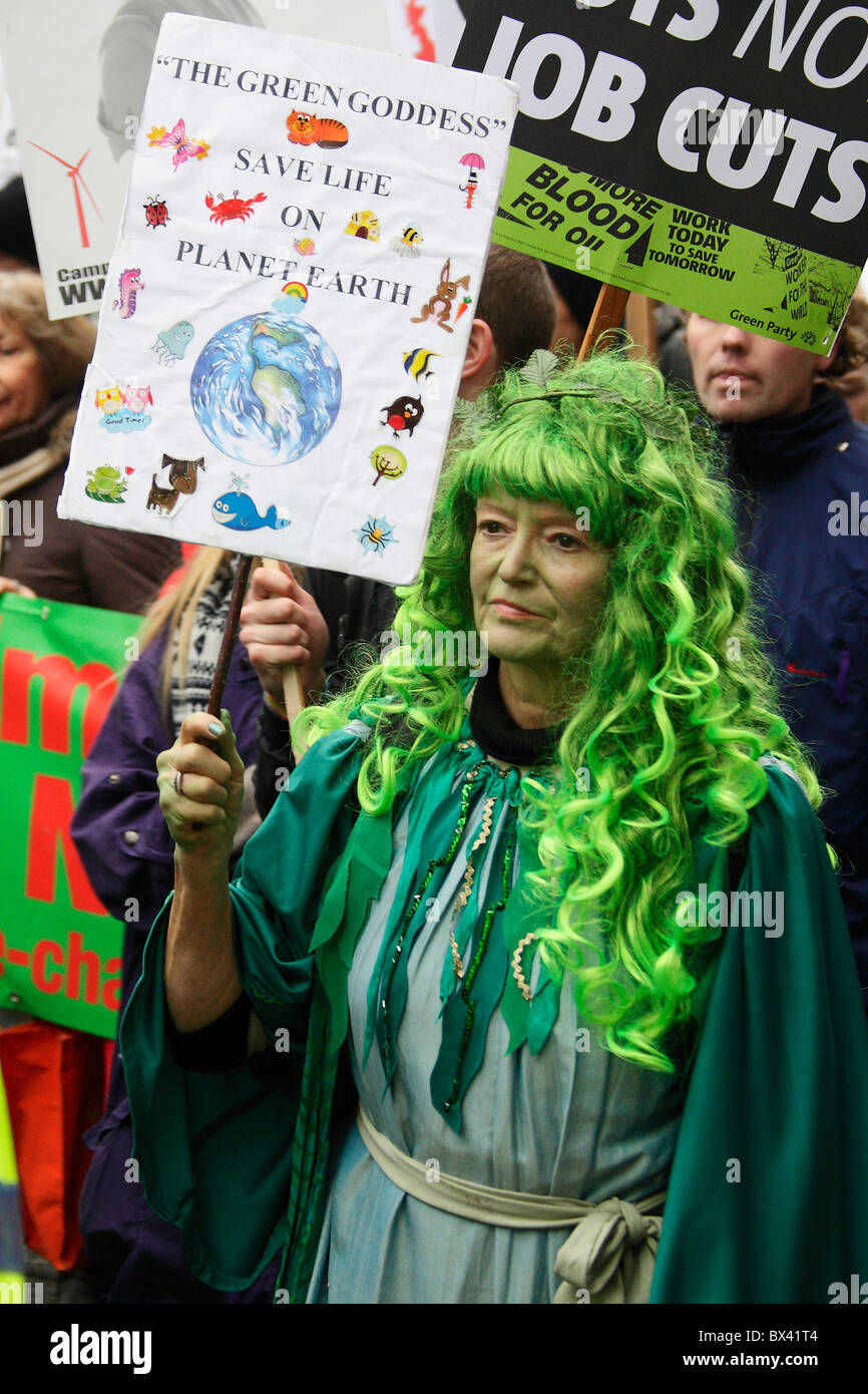 Manifestante vestida como la Diosa Verde Foto de stock