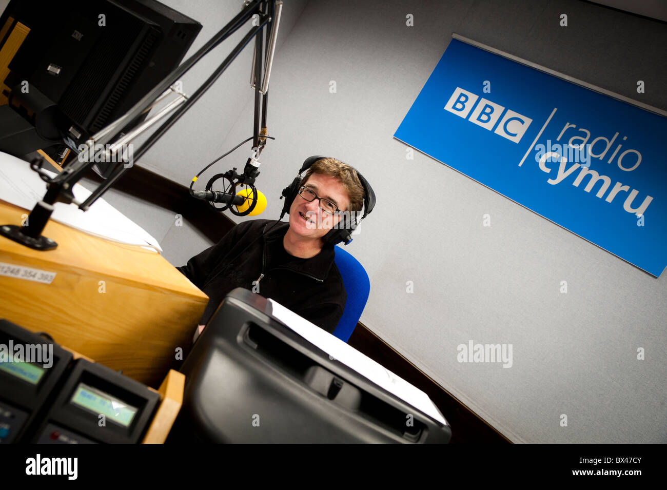 DJ galés GERAINT LLOYD en el estudio regional de la emisora de radio de la BBC de Gales Aberystwyth UK Foto de stock