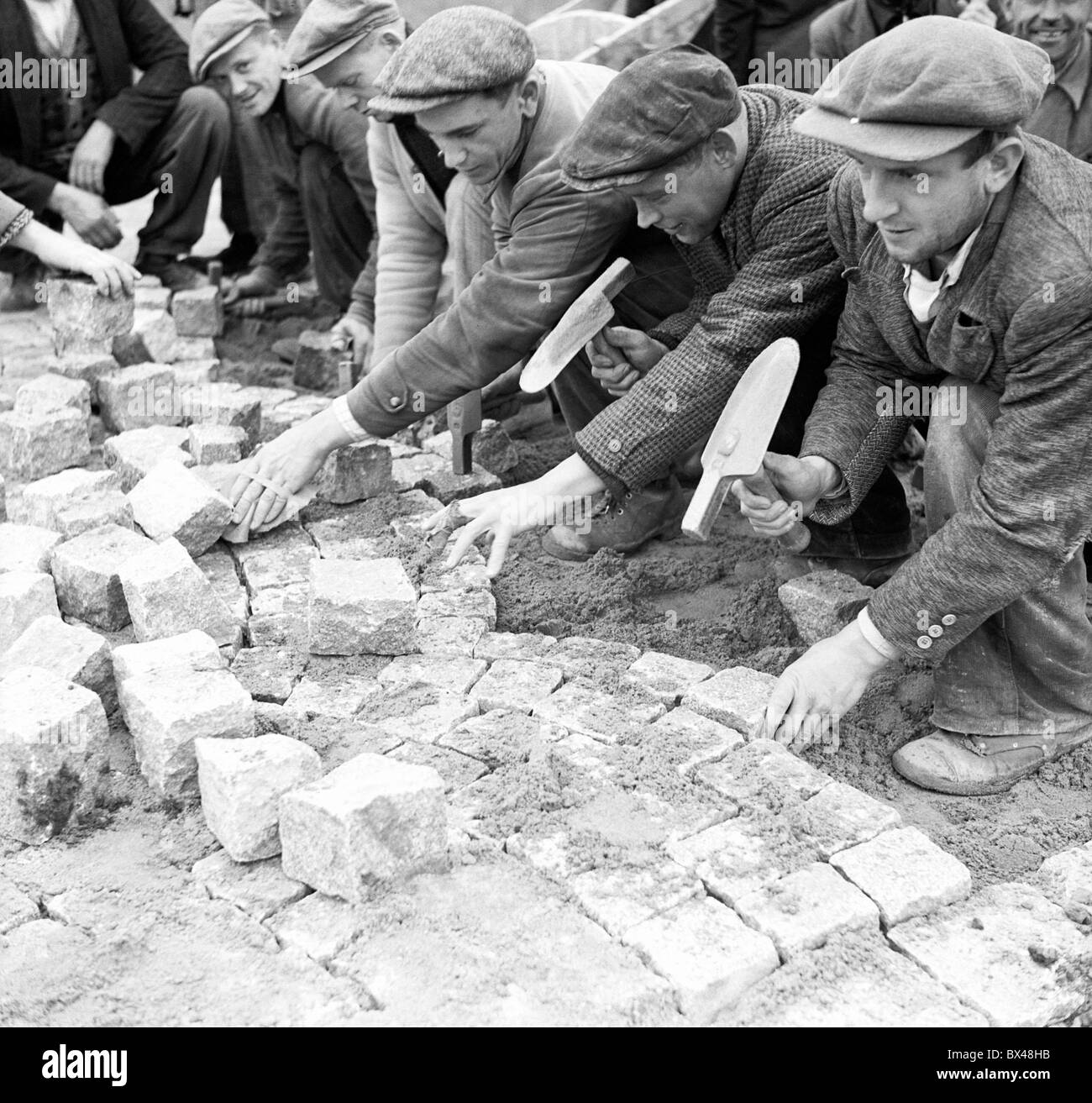 Praga 1938, capas de piedra de guijarros en el trabajo. Foto de stock