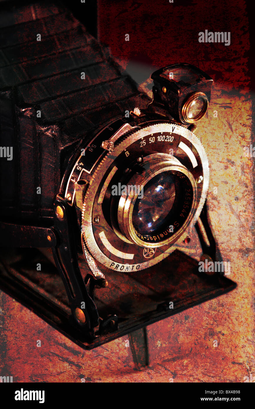 Detalle de la parte delantera de una antigua cámara de fuelle plegable 1950  con agregado de textura de óxido en photoshop Fotografía de stock - Alamy