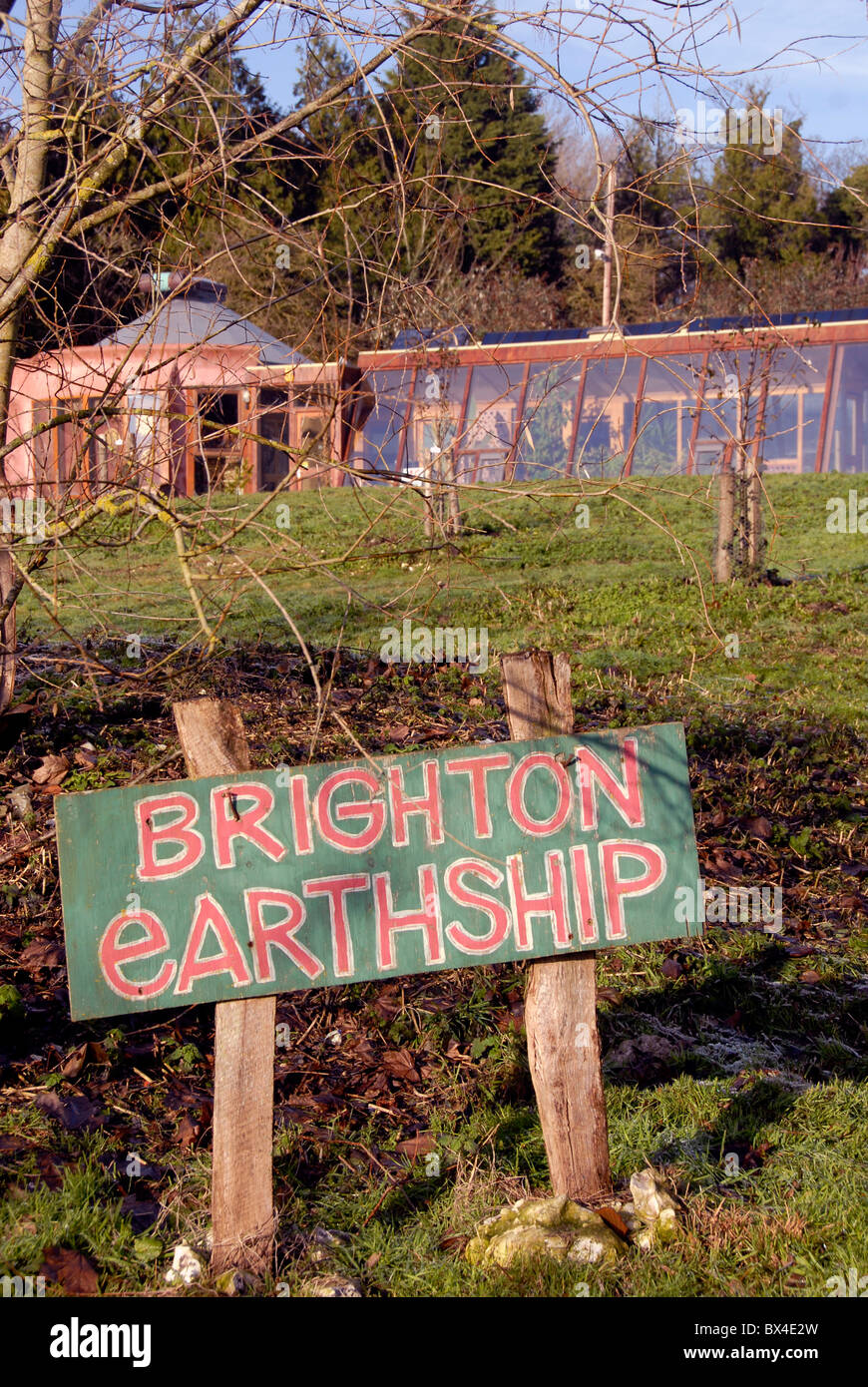 La primera earthship Earthship Brighton para ser construido a partir de caucho reciclado de neumáticos en el Reino Unido, Stanmer Park, Brighton, REINO UNIDO Foto de stock