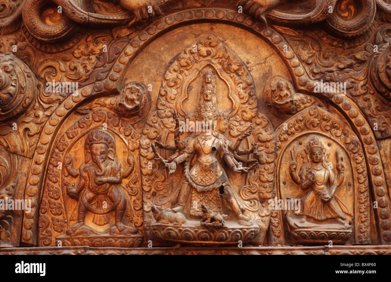 La religión del Hinduismo Golden Gate gate cobre fundición de bronce de obras de arte artesanía el trabajo manual metal works Tympanon 1 Foto de stock