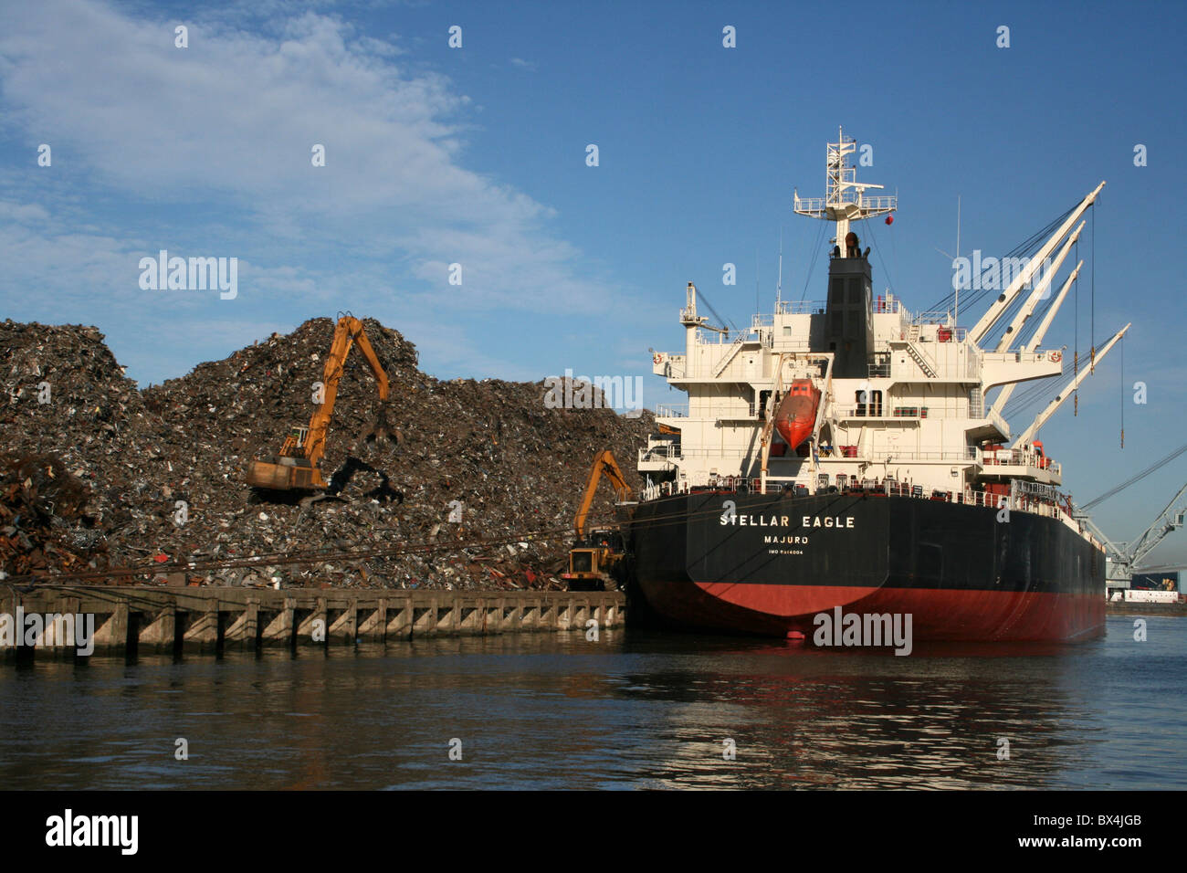 El carguero 'Stellar Eagle' está cargado con Metal de Escarpa en Liverpool, Reino Unido Docks Foto de stock