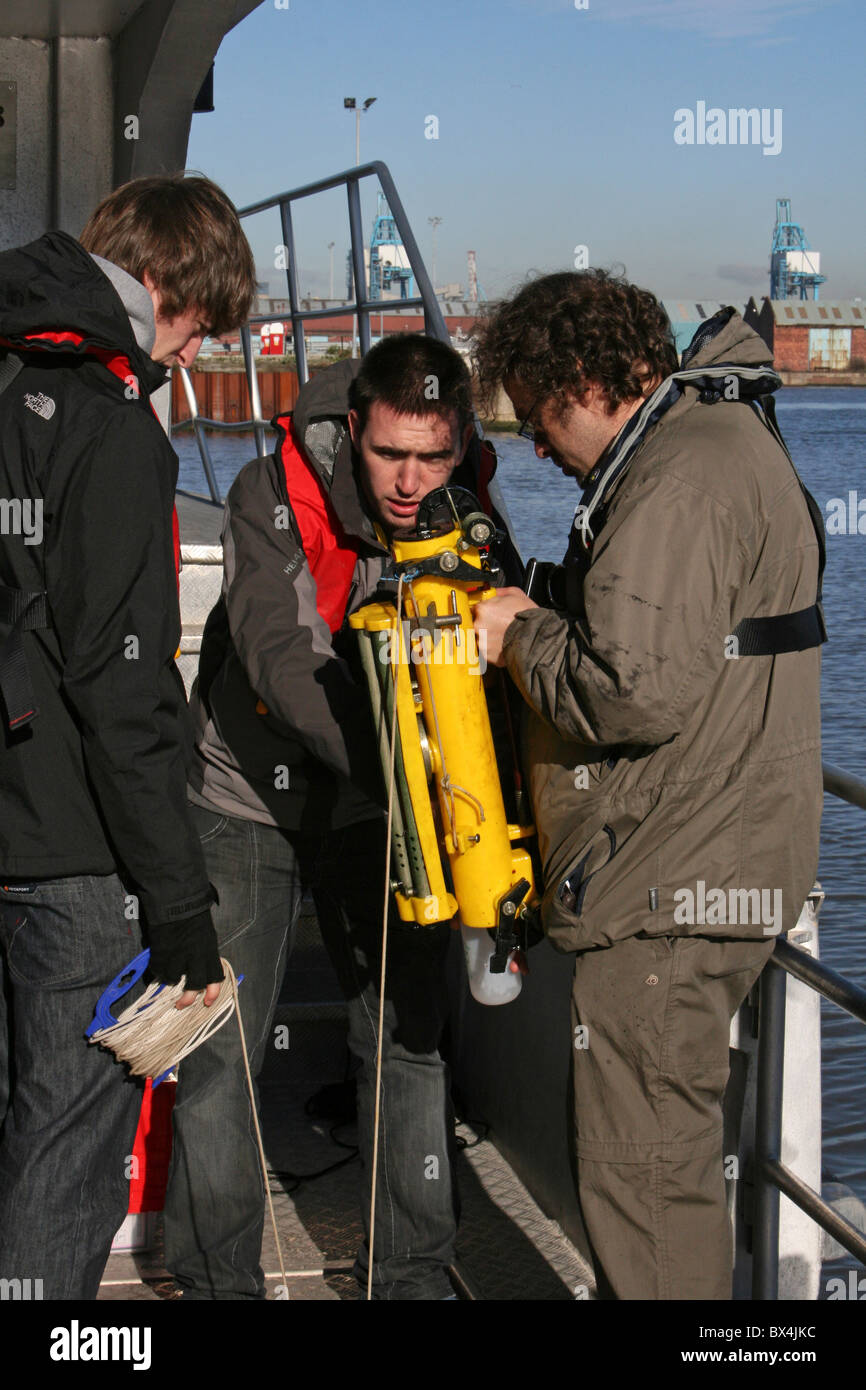 Los científicos marinos toma de muestras de agua en los muelles de Liverpool, Reino Unido Foto de stock