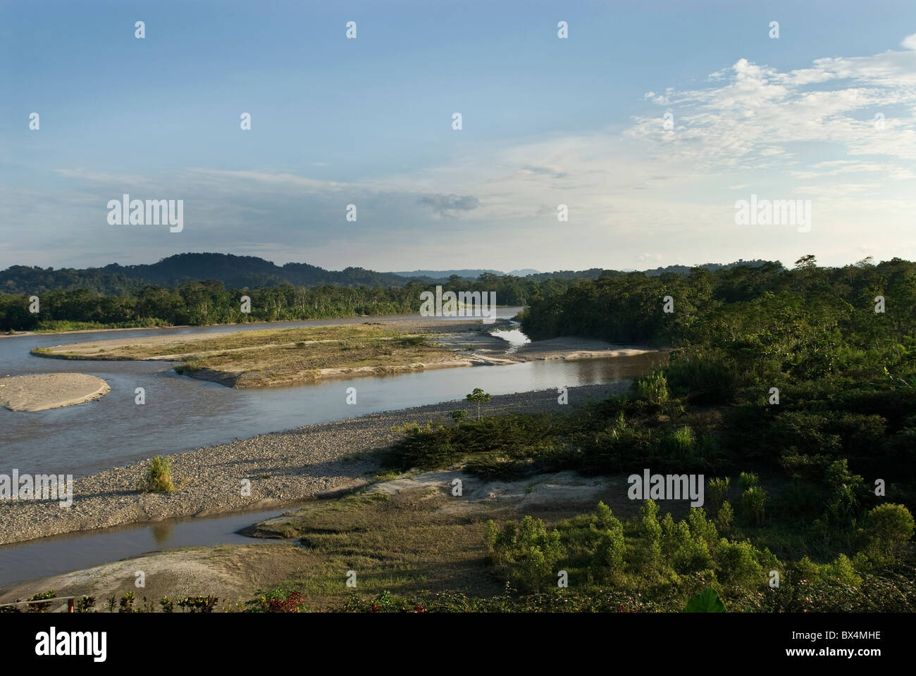 Hermoso paisaje del río Napo en la cuenca amazónica del Ecuador Foto de stock