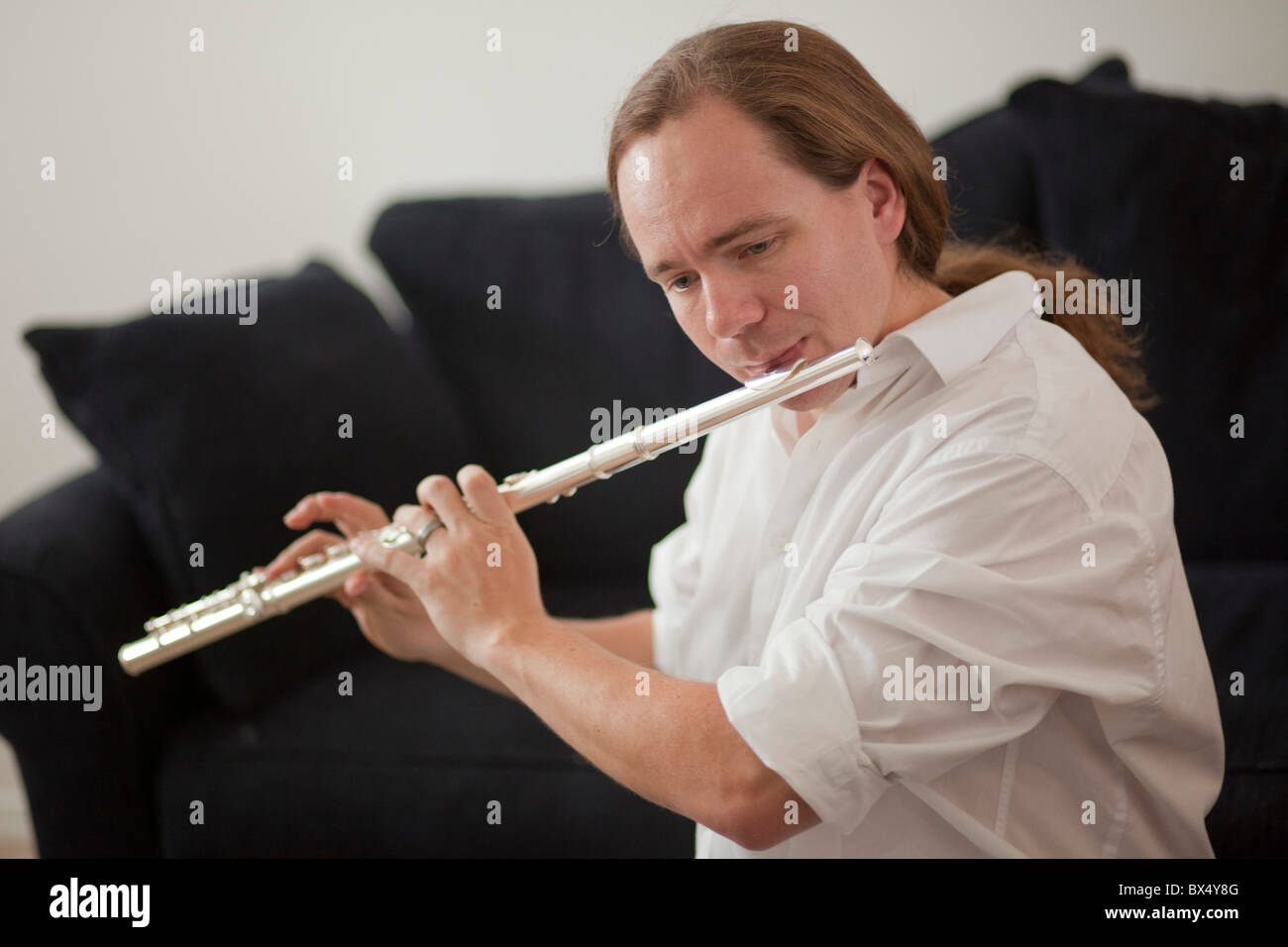 El hombre tocando una flauta Fotografía de stock - Alamy