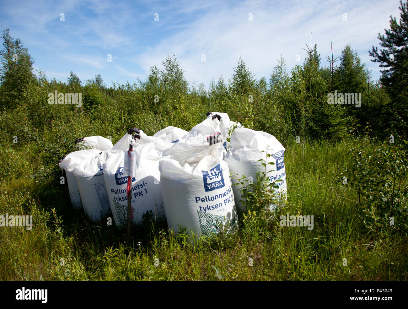 Inventario de sacos de fertilizantes forestales en espera de distribución , Finlandia Foto de stock