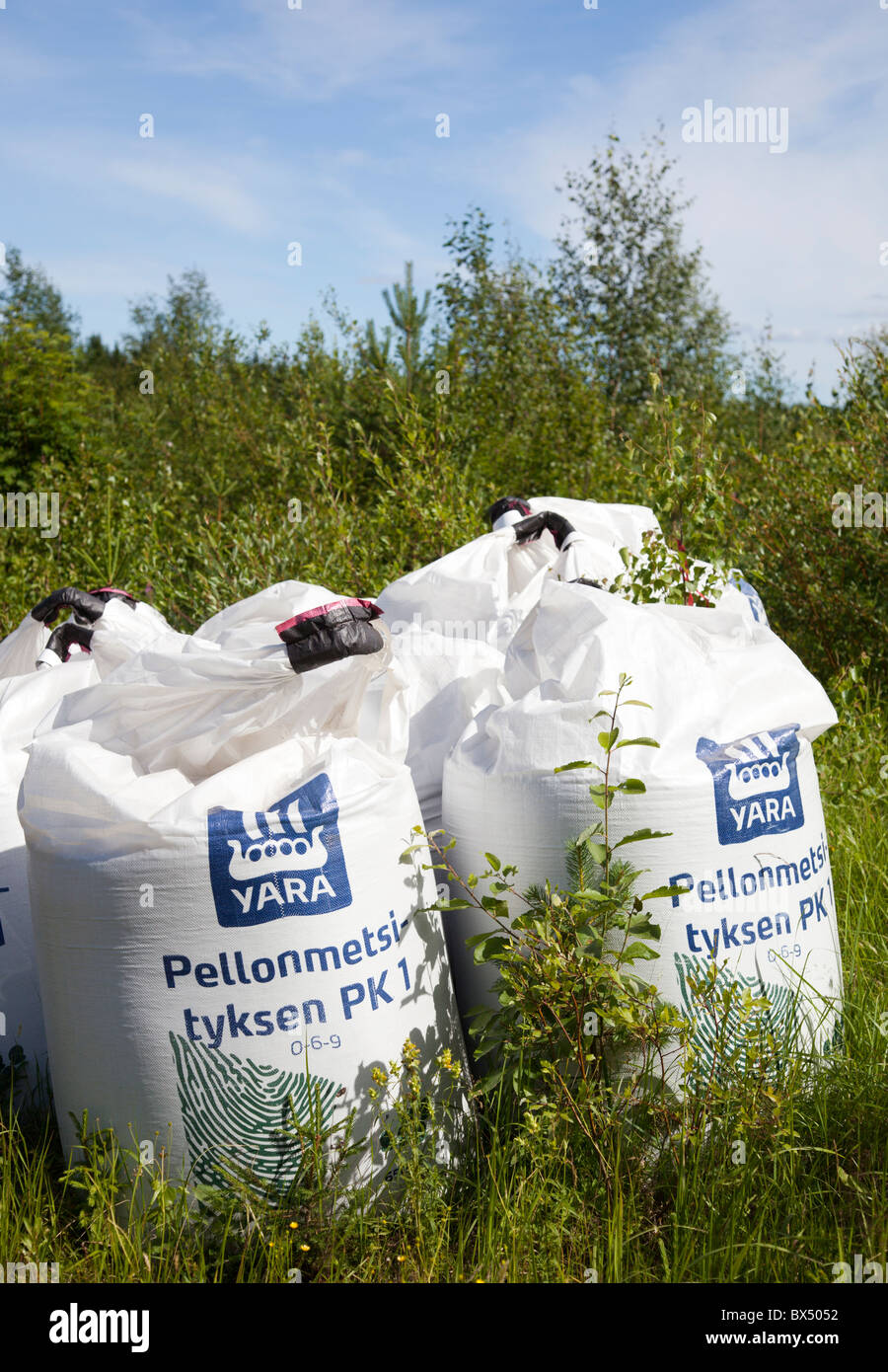 Inventario de sacos de fertilizantes forestales en espera de distribución , Finlandia Foto de stock