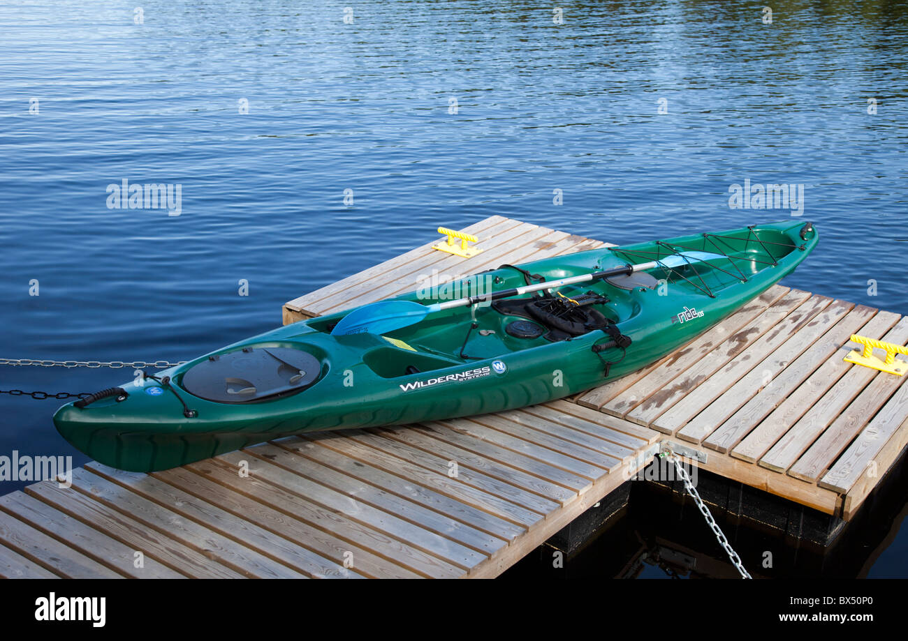 Wilderness Systems Ride 135 sit-on-top kayak varado a un embarcadero ,  Finlandia Fotografía de stock - Alamy